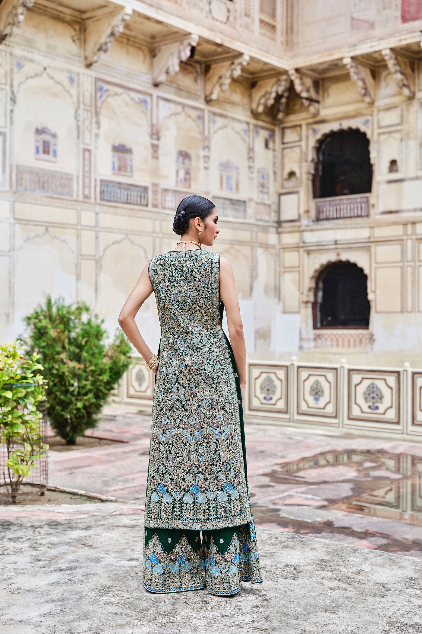Anita Dongre Alatakshi Embroidered Zardozi Tabard Set indian designer wear online shopping melange singapore