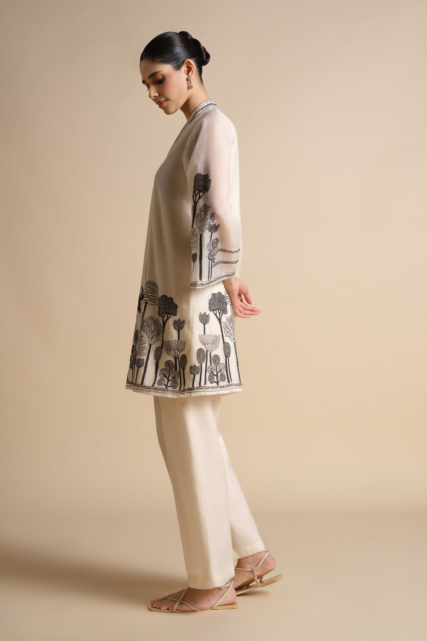 Anita Dongre Guadalupe Hand-embroidered Kantha Mul Co-ord Ivory indian designer wear online shopping melange singapore

