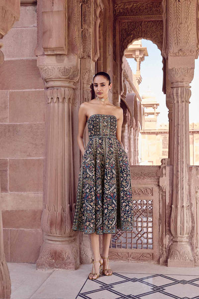 silk dress singapore A deep navy silk dress designed to flatter your figure and make you feel  confident, which is perfect for dinners, events, or everyday elegance   Item Featured: Nomi Dress Available in Dark