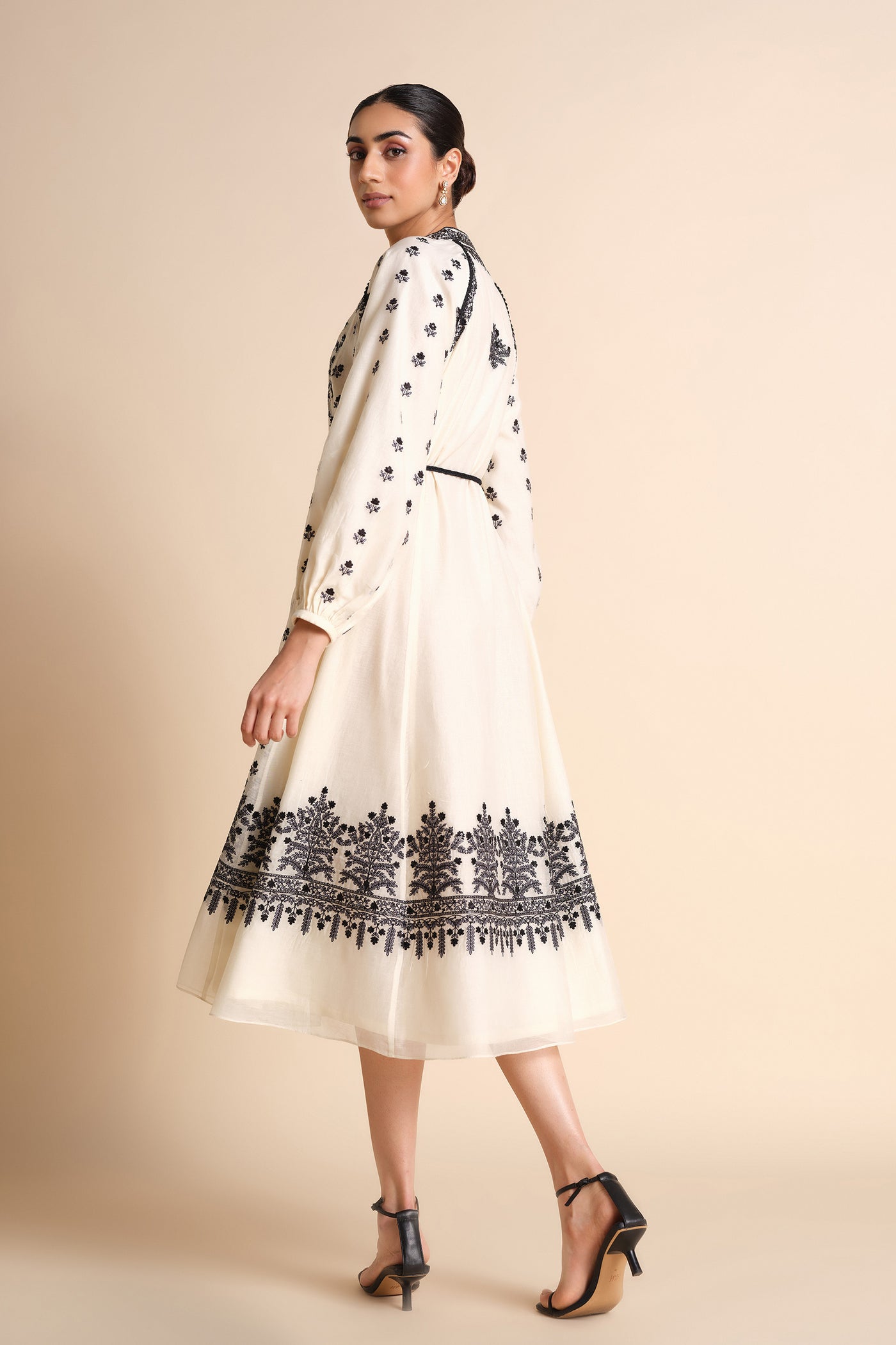 Anita Dongre Sawsan Embroidered Mul Dress White indian designer wear online shopping melange singapore
