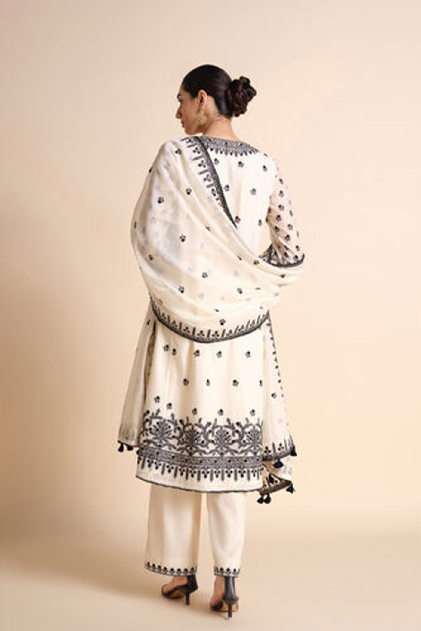 Anita Dongre Sawsan Embroidered Mul Suit Set White indian designer wear online shopping melange singapore
