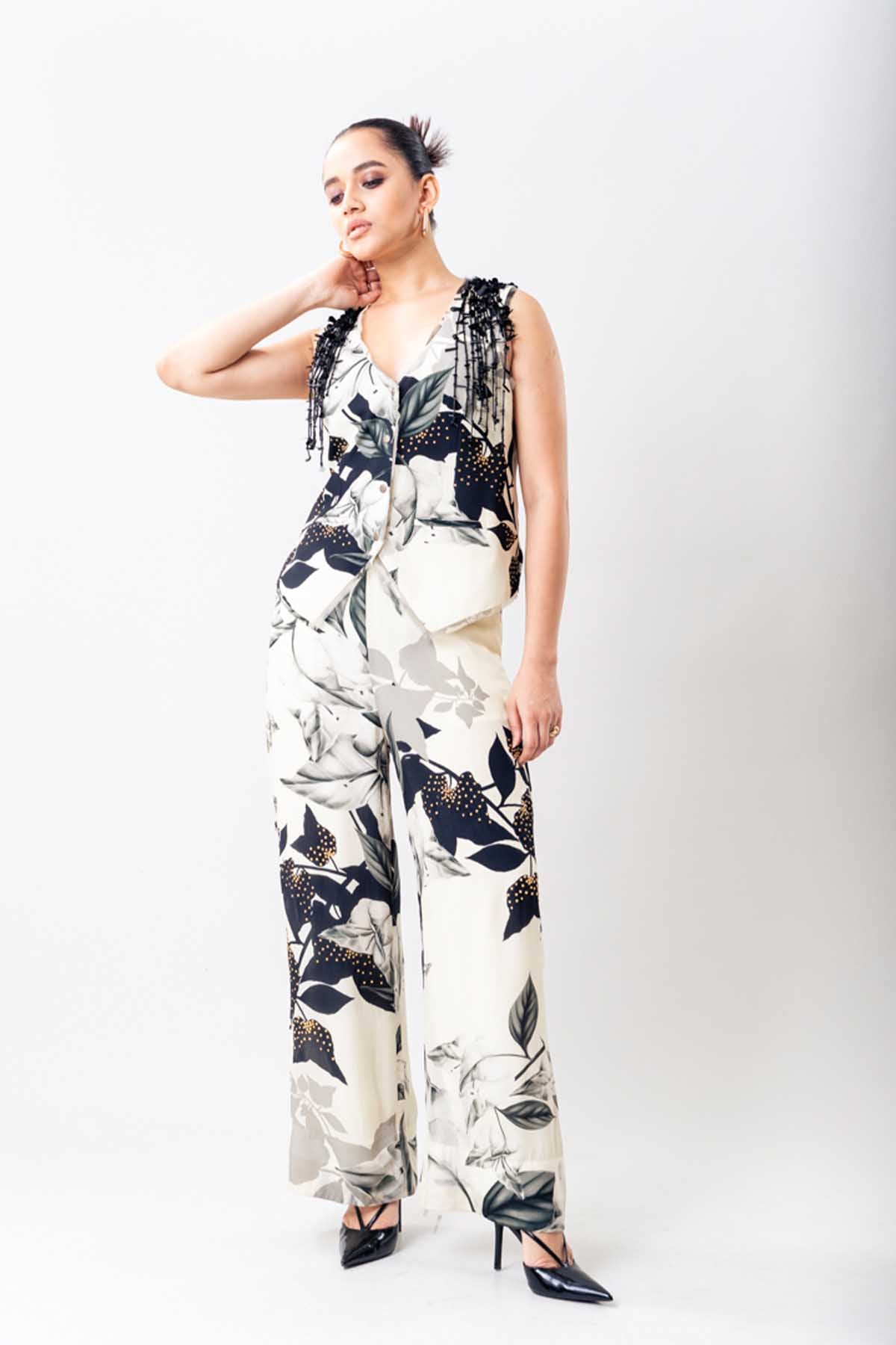 Nupur Kanoi White Waistcoat Set indian designer wear online shopping melange singapore 