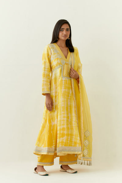 Simar Dugal Nakshi Clamp Anu Cut Kaleedar Kurta With Pants Yellow indian designer wear online shopping melange singapore