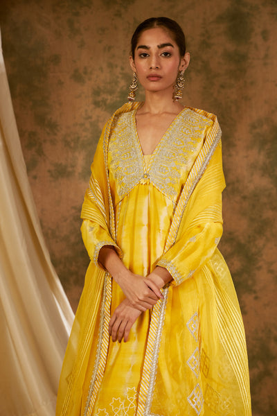Simar Dugal Nakshi Clamp V-neck Long Hight-slit Kurta With Pants indian designer wear online shopping melange singapore