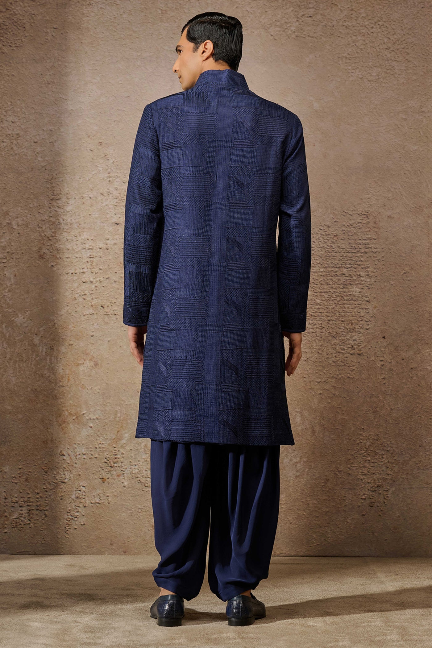 Tarun Tahiliani Menswear Textured Kurta Set Navy indian designer wear online shopping melange singapore