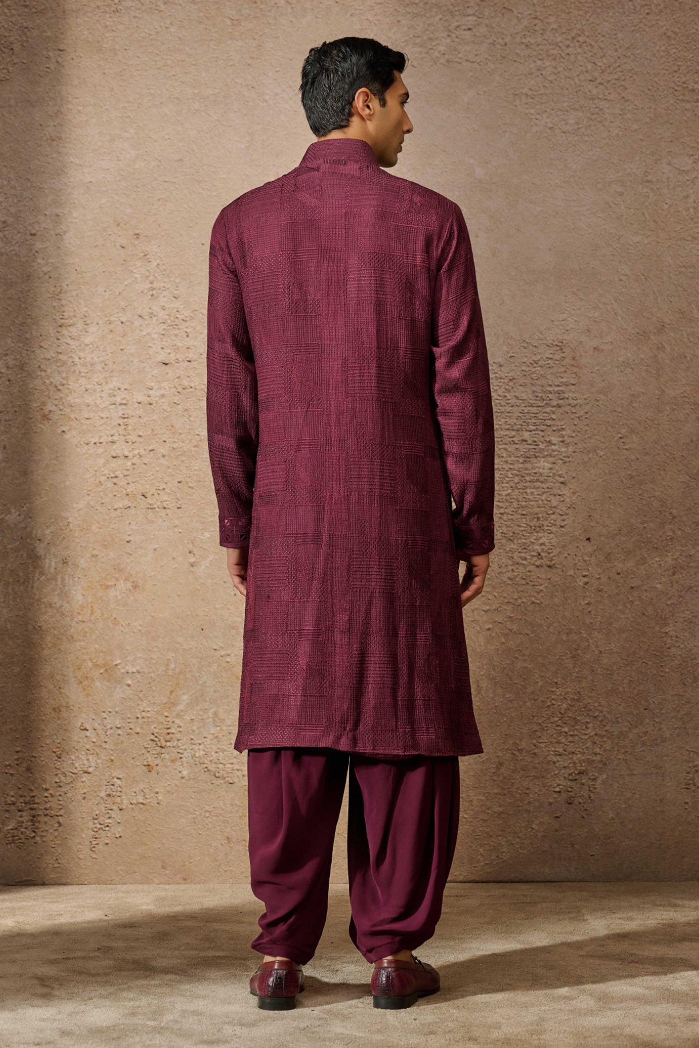 Tarun Tahiliani Menswear Textured Kurta Set Wine indian designer wear online shopping melange singapore
