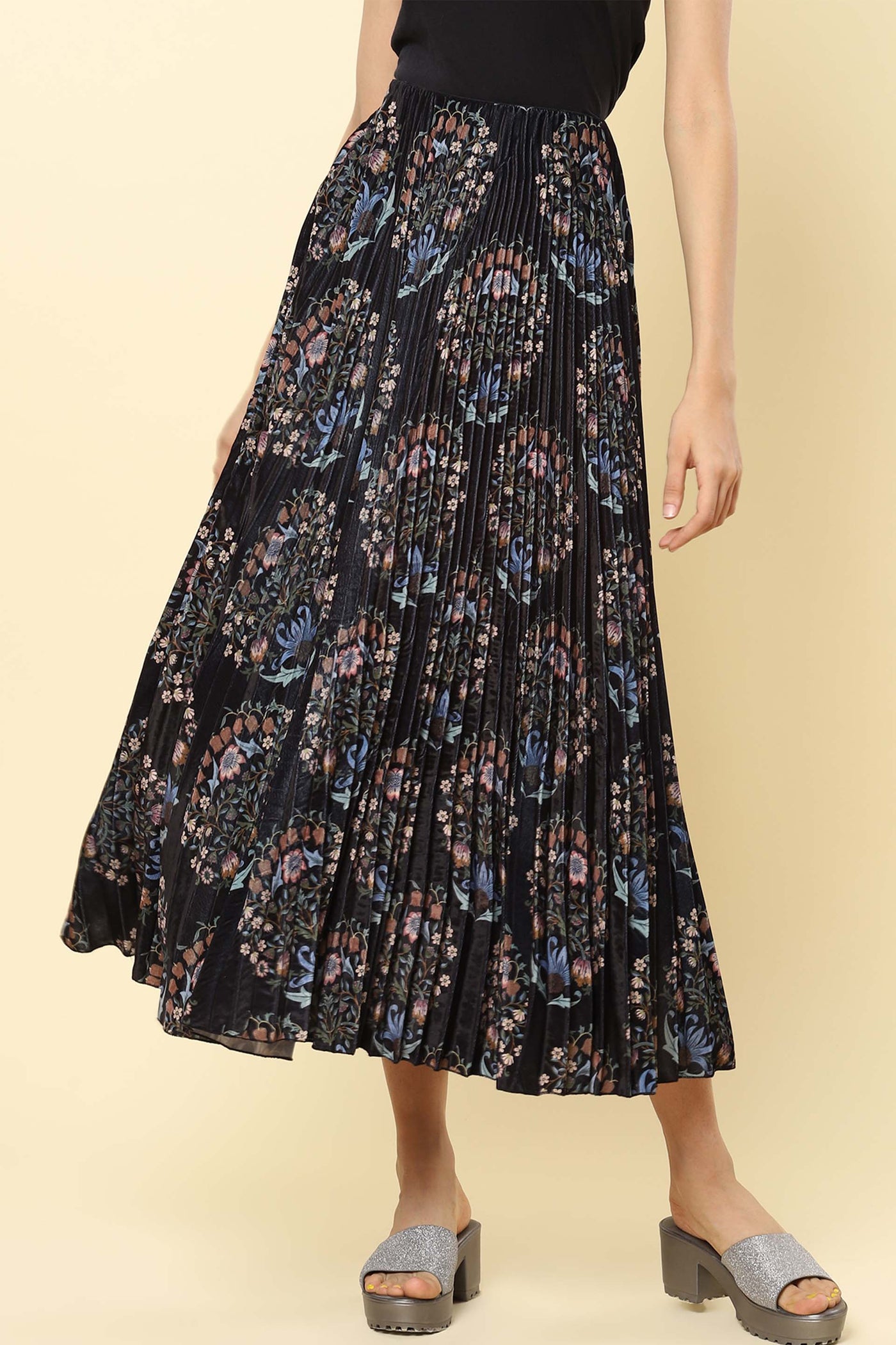 Black Floral Print Velvet Pleated Skirt