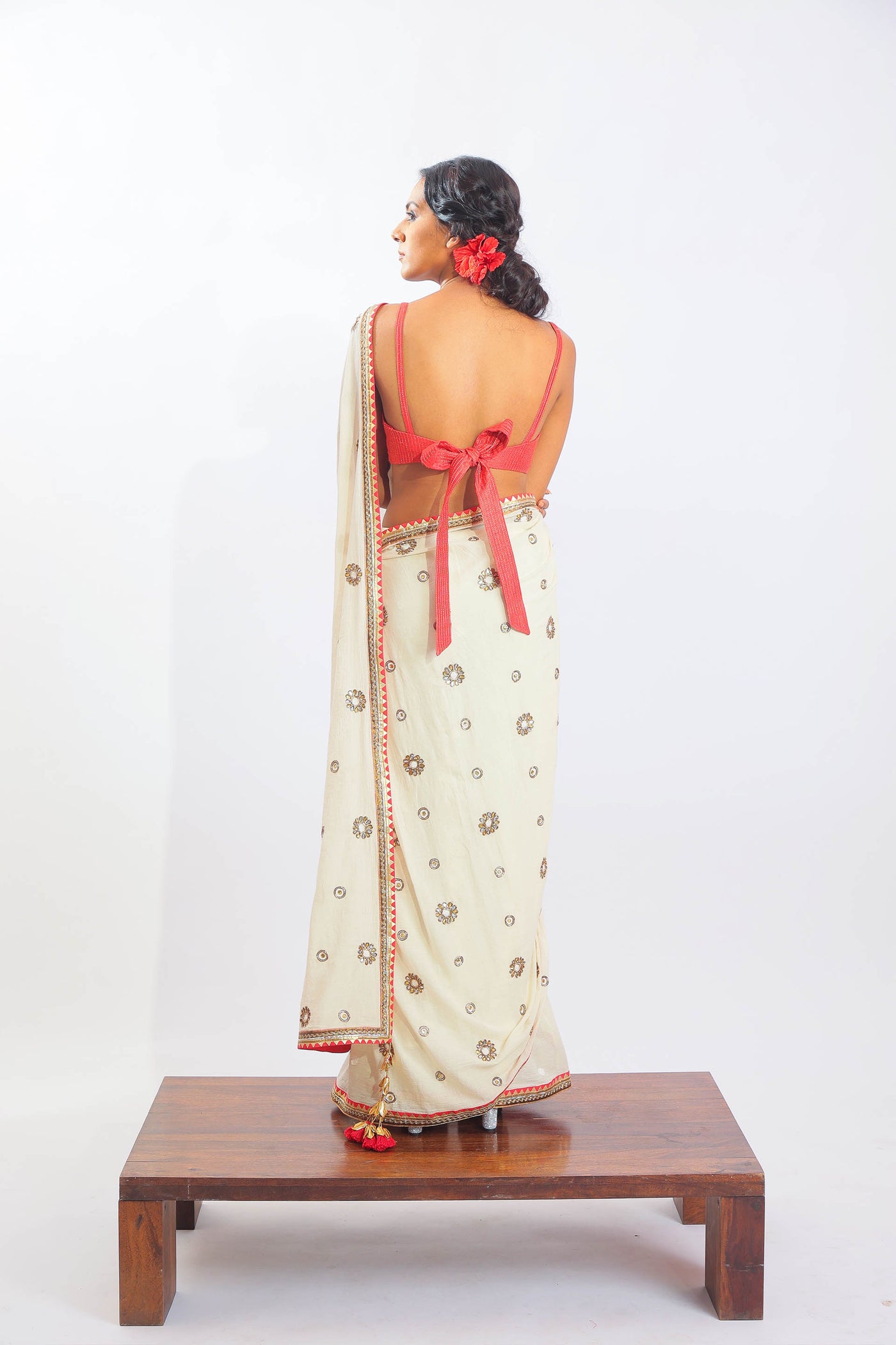 Nikasha Ivory Handwoven Jamdani Murshidabad Cotton Saree festive Indian designer wear online shopping melange singapore