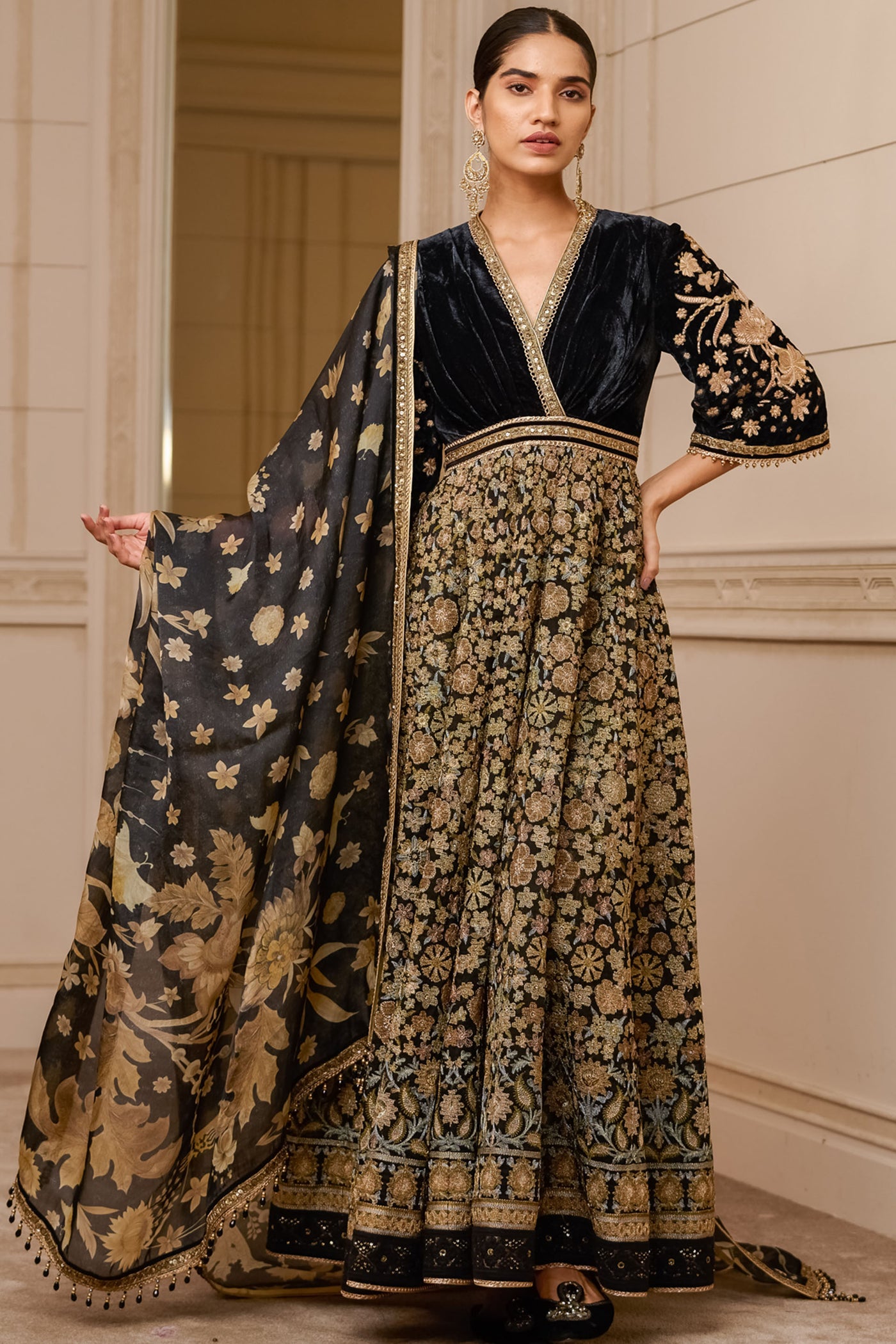 Tarun Tahiliani Anarkali Designed With A Pleated V Neckline black festive indian designer wear online shopping melange singapore